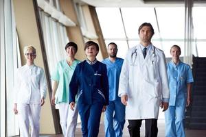 equipo de doctores caminando foto