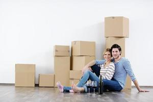 pareja joven mudándose a una casa nueva foto