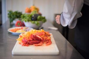 chef cortando verduras frescas y deliciosas foto