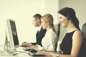 Grupo de personas de negocios trabajando en la oficina de atención al cliente y de ayuda foto