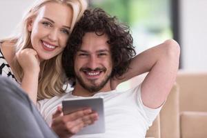 pareja relajándose en casa con tabletas foto