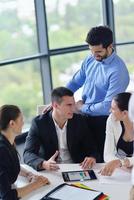 grupo de personas de negocios en una reunión en la oficina foto