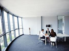 empresarios en una reunión en la oficina foto