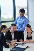 grupo de personas de negocios en una reunión en la oficina foto