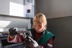 una mujer que trabaja en una fábrica moderna para la producción y procesamiento de metales, preparando y midiendo materiales que van al procesamiento de máquinas cnc foto