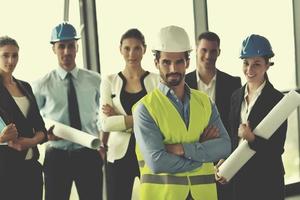 empresarios e ingenieros en reunión foto