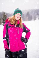 retrato de mujer joven en un día de invierno cubierto de nieve foto