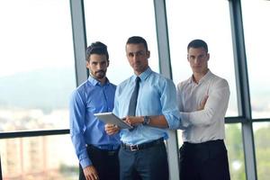 grupo de personas de negocios en una reunión en la oficina foto