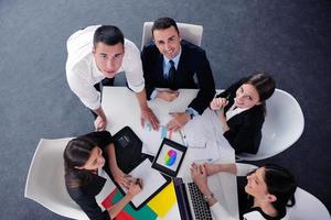 grupo de personas de negocios en una reunión en la oficina foto