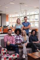 equipo multiétnico de empresas emergentes en reunión foto