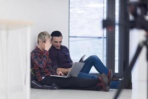 negocio de inicio, pareja trabajando en una computadora portátil en la oficina foto