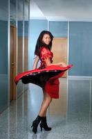 mujer con vestido rojo bailando foto