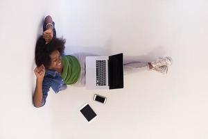 mujer afroamericana sentada en el suelo con vista superior del portátil foto