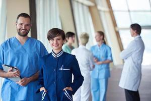 grupo de personal médico en el hospital foto