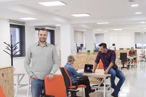 negocio de inicio, retrato de hombre de negocios en la oficina moderna, lluvia de ideas en equipo en segundo plano foto