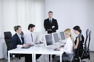 Grupo de personas de negocios trabajando en la oficina de atención al cliente y de ayuda foto