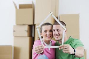 pareja joven mudándose a una casa nueva foto