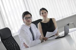 empresarios en una reunión en la oficina foto