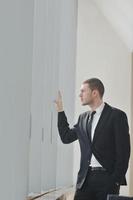 joven hombre de negocios solo en la sala de conferencias foto