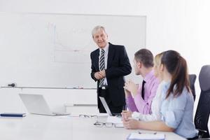 hombre de negocios senior dando una presentación foto