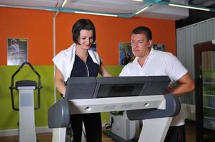 mujer joven trabajando con entrenador foto