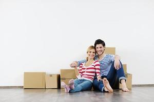 pareja joven mudándose a una casa nueva foto