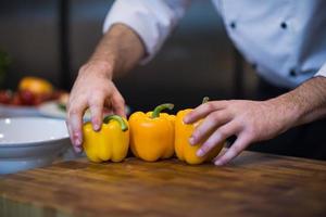 chef sosteniendo pimientos frescos foto