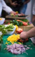 chef manos cortando verduras frescas y deliciosas foto