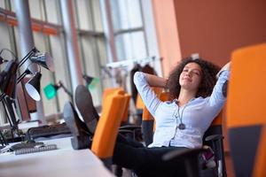 joven mujer de negocios en la oficina foto