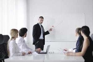 empresarios en una reunión en la oficina foto