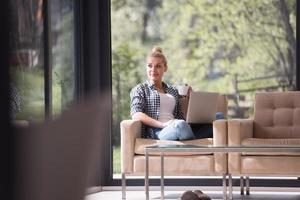 mujer bebiendo café disfrutando de un estilo de vida relajante foto