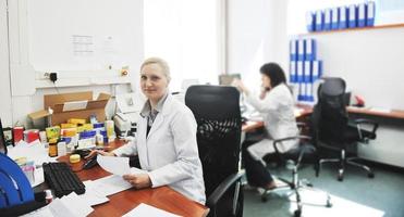 trabajador de farmacia hablando por teléfono foto