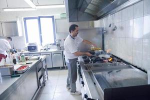 chef preparando comida foto