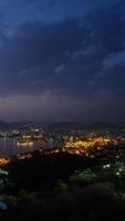 vista nocturna del horizonte de la ciudad de udaipur y el video de lapso de tiempo vertical del lago pichola visto desde el punto de vista de udaipur.