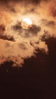 verticaal timelapse video van dramatisch zonsondergang met oranje lucht in een zonnig dag.