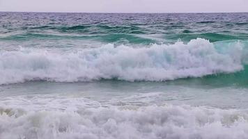 naithon strand baai turkoois Doorzichtig water en golven phuket Thailand. video