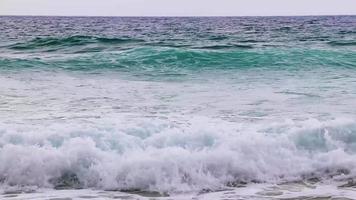 naithon beach bay turquesa agua clara y olas phuket tailandia. video