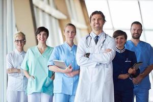 grupo de personal médico en el hospital, médico guapo frente al equipo foto