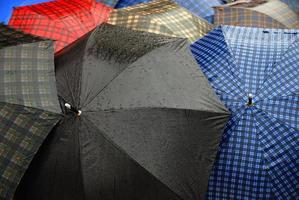 gotas de lluvia en un paraguas foto