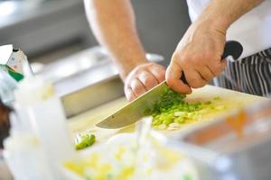 chef preparando comida foto