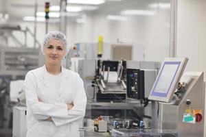 mujer trabajadora en empresa de farmacia foto