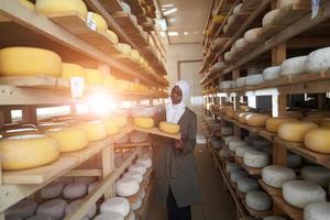mujer de negocios musulmana negra africana en una empresa local de producción de queso foto