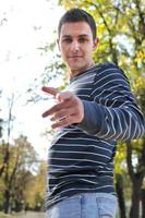 feliz joven casual hombre al aire libre retrato posando foto