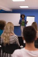 concepto de reunión de negocios corporativos de seminario de orador de mujer negra foto