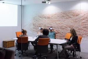 equipo de negocios de inicio usando auriculares de realidad virtual foto