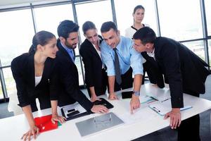 grupo de personas de negocios en una reunión en la oficina foto