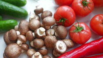 gros plan de légumes, tomates et champignons video