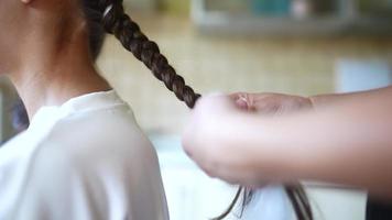 Mädchen flechten Haare mit einer weißen Haarsträhne video