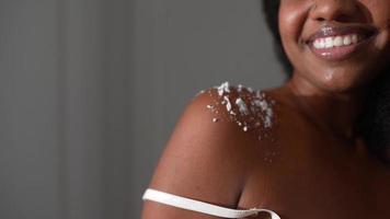 belle femme noire montre sa routine de soins de la peau video