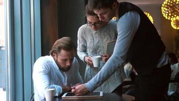 los compañeros de trabajo tienen una reunión de negocios en la cafetería video